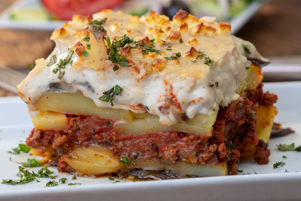 Pokrój w talarki i dodaj do greckiej zapiekanki. Taką musaką naje się cała rodzina