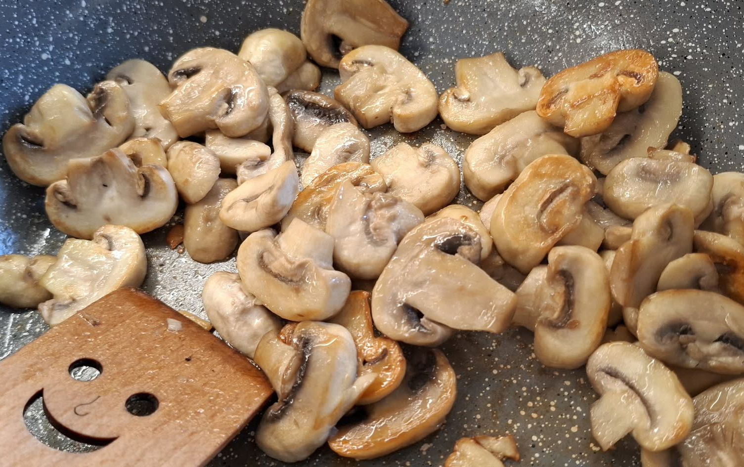 Posyp pieczarki, zanim zdejmiesz je z patelni. Genialnie podbija smak