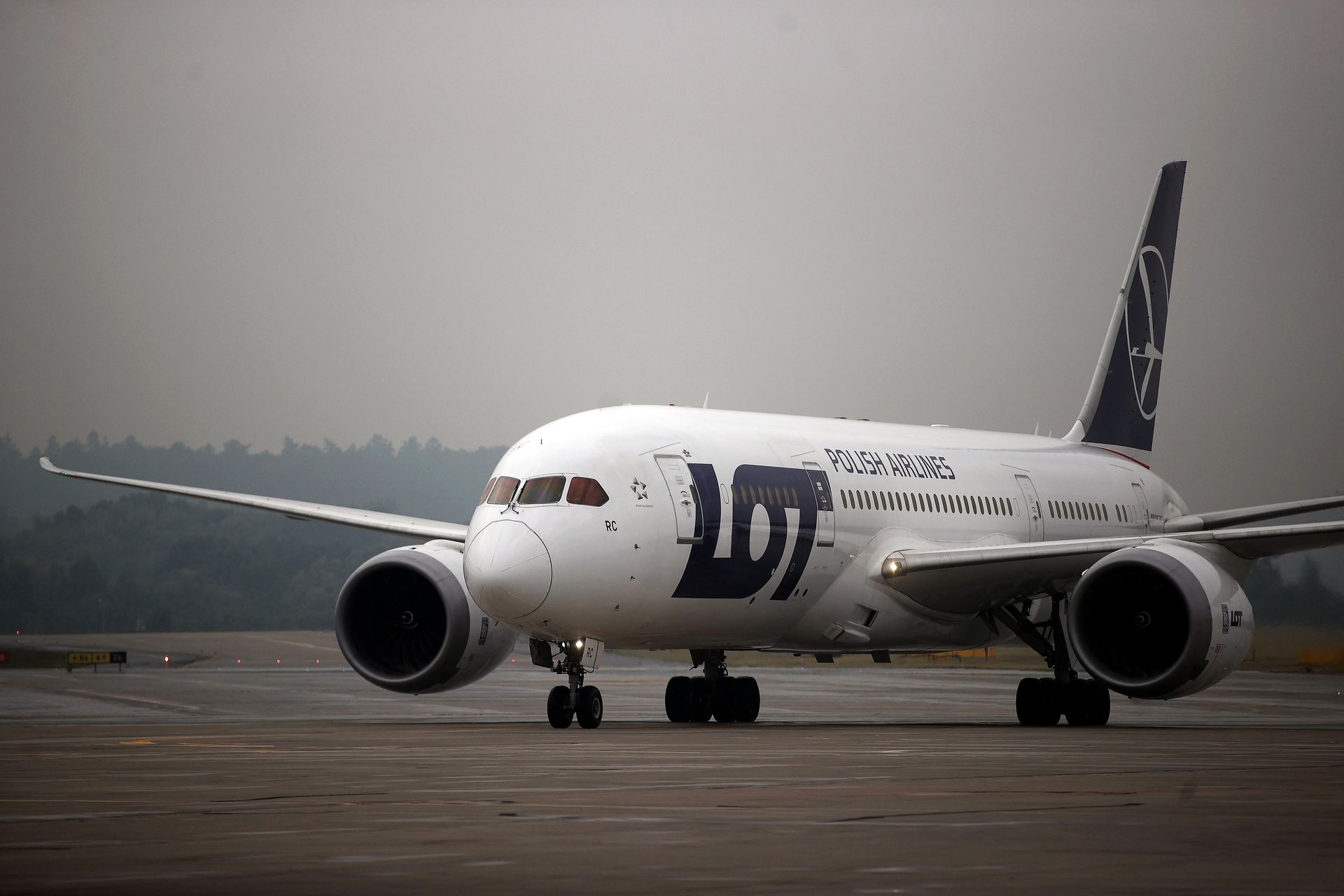 Wysyłają samolot po polskich obywateli. Minister informuje