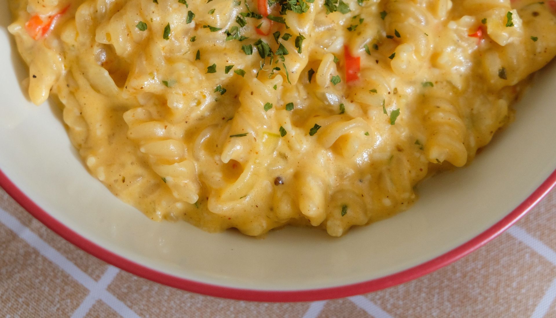 Wlej na patelnię i dodaj makaron. Smaczny i wartościowy obiad, który zrobisz w 10 minut