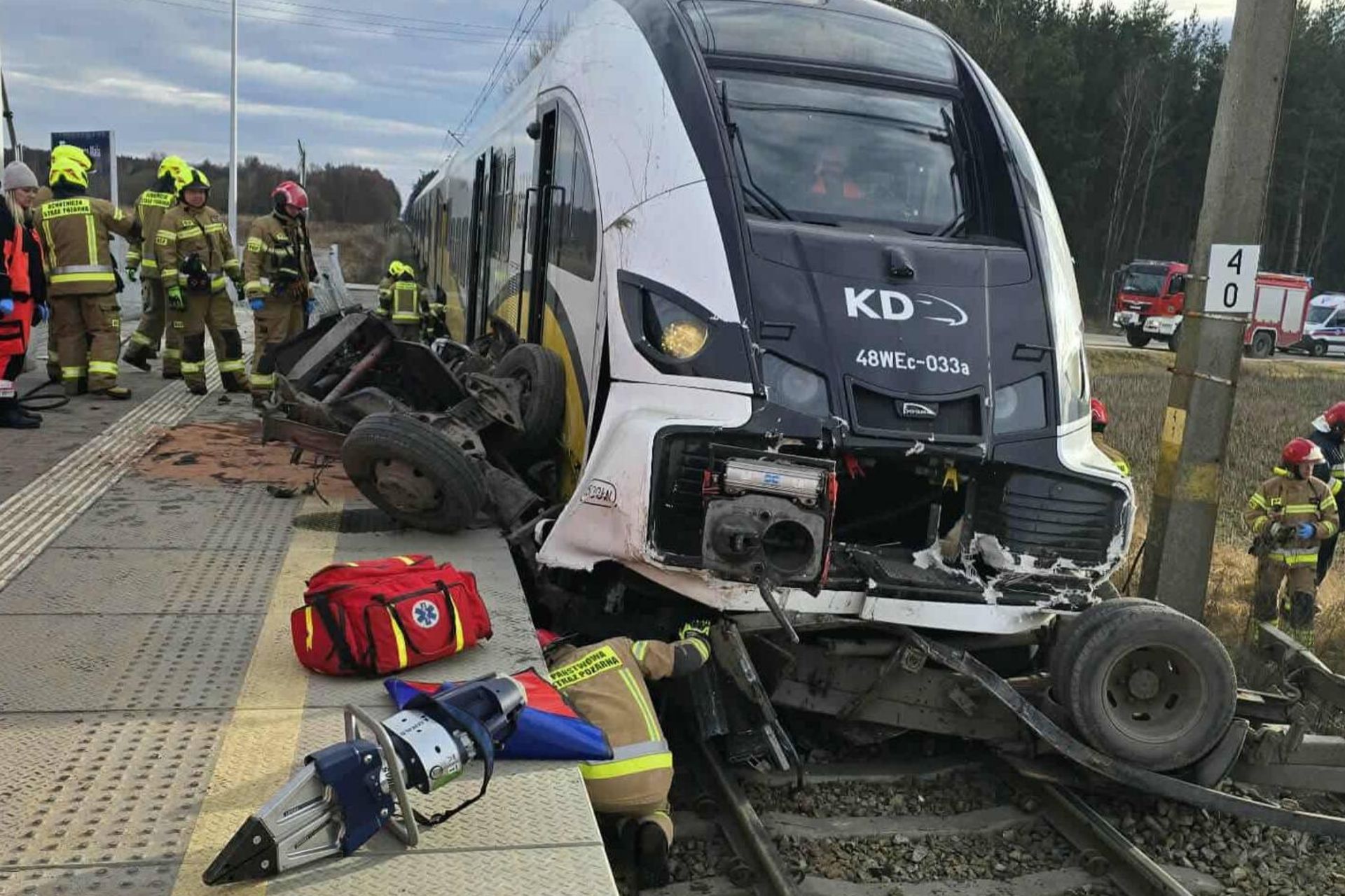 Szokujący wypadek na torach. Z auta nic nie zostało