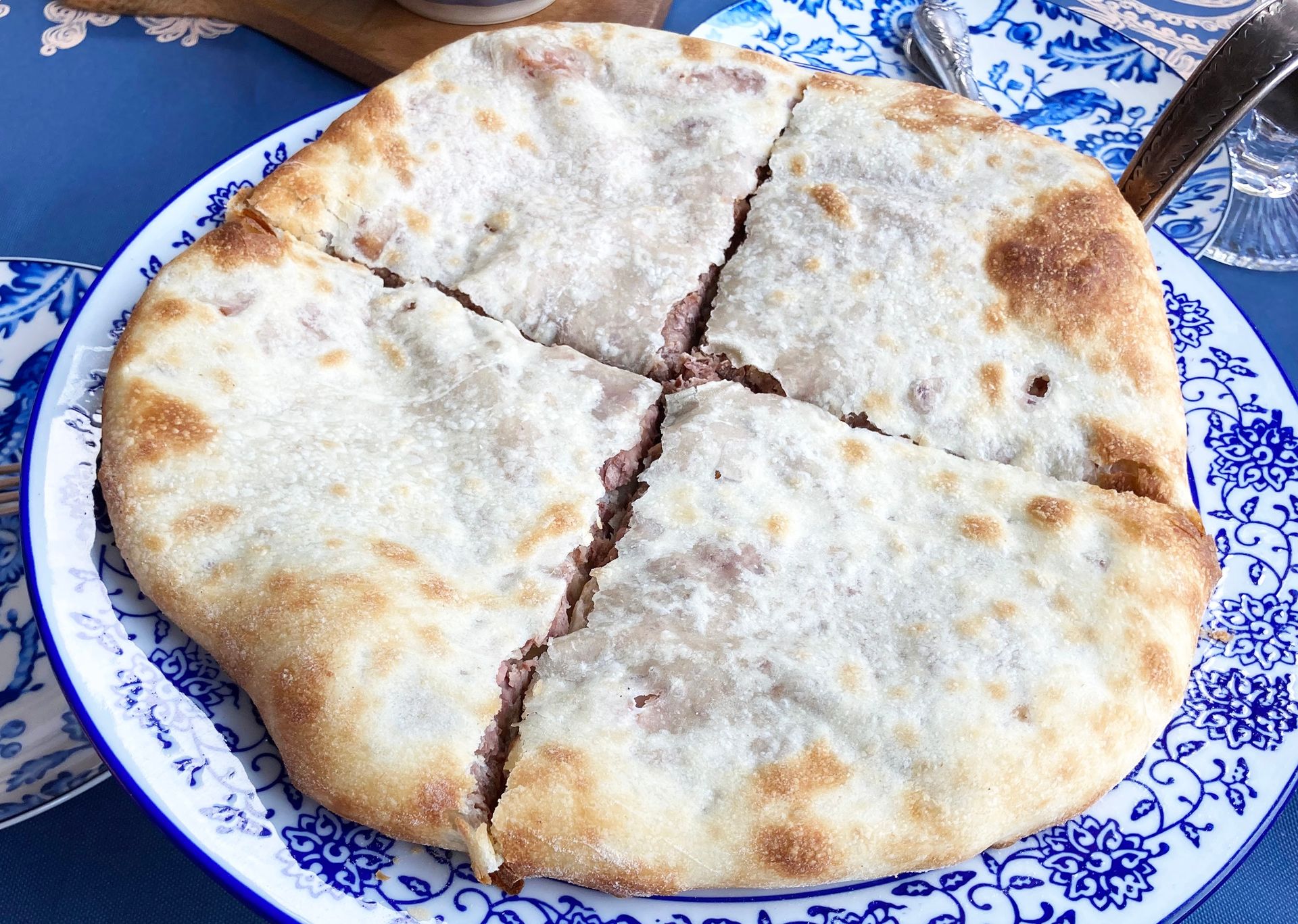 Ten gruziński placek zapamiętasz na długo. Wszystko za sprawą aromatycznego farszu