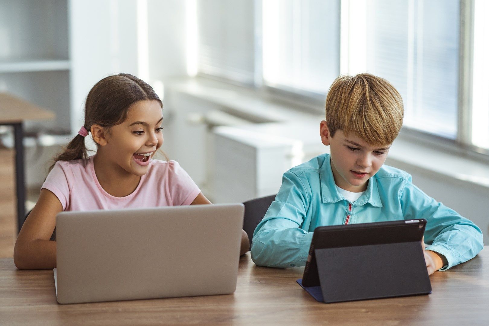 Tablet czy laptop do szkoły – które urządzenie realnie się sprawdzi i co bardziej opłaca się kupić?