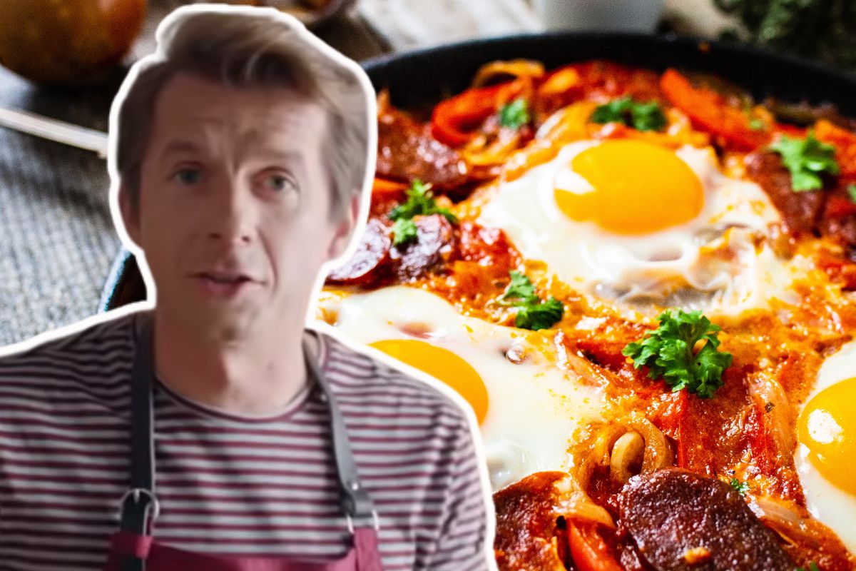 Okrasa wrzuca na patelnię i wbija jajka. choćby na wczasach all inclusive nie dają takiej szakszuki