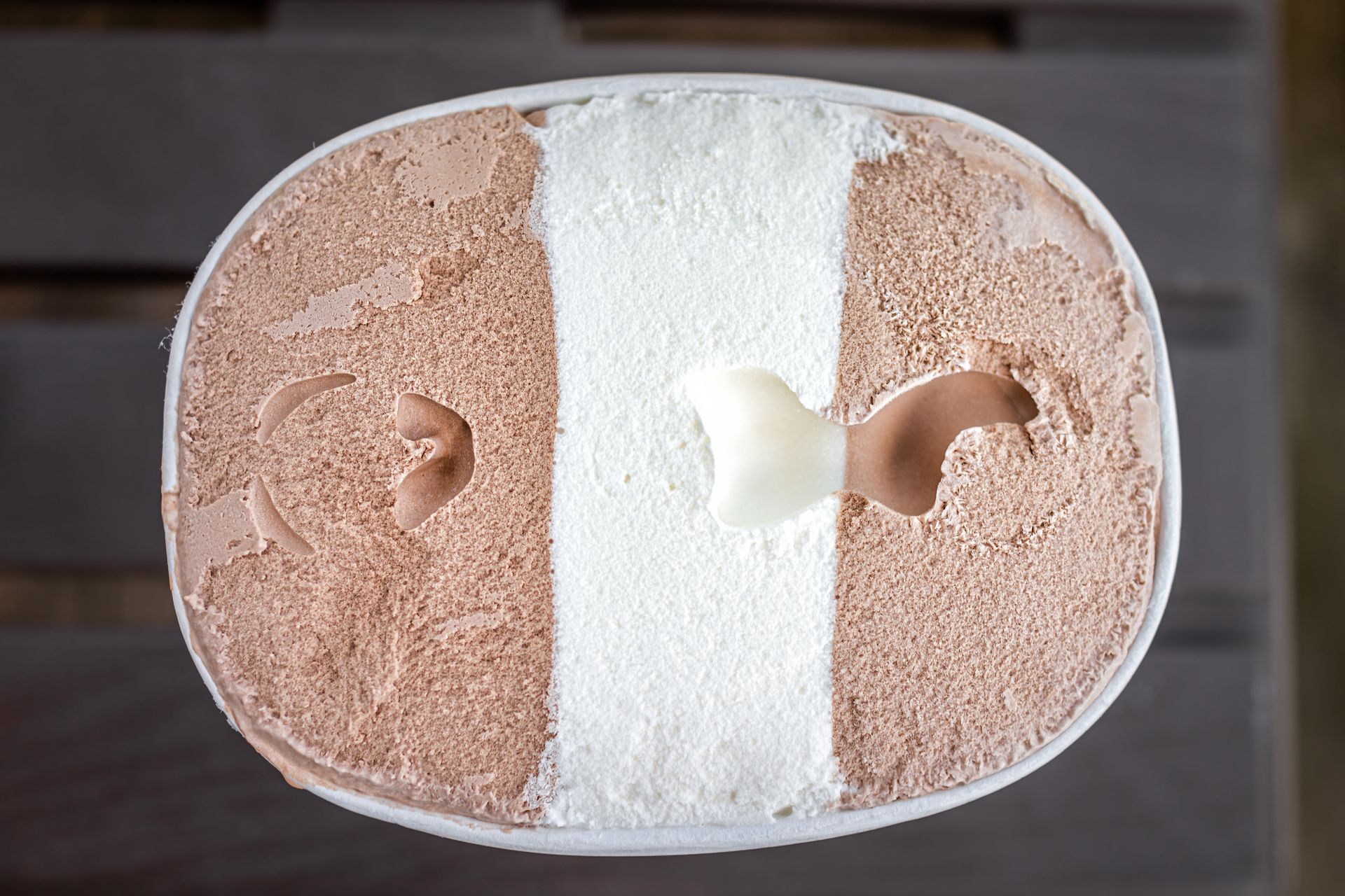 Wyciągasz lody, ale nie możesz wbić w nie łyżki? Wypróbuj prosty trik, a nie będą twarde jak kamień