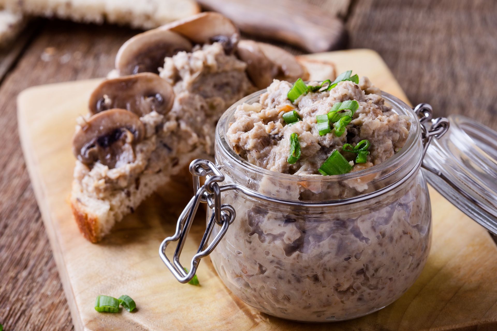 Blenduję i smaruję nią chleb. To smarowidło jest idealne do śniadania