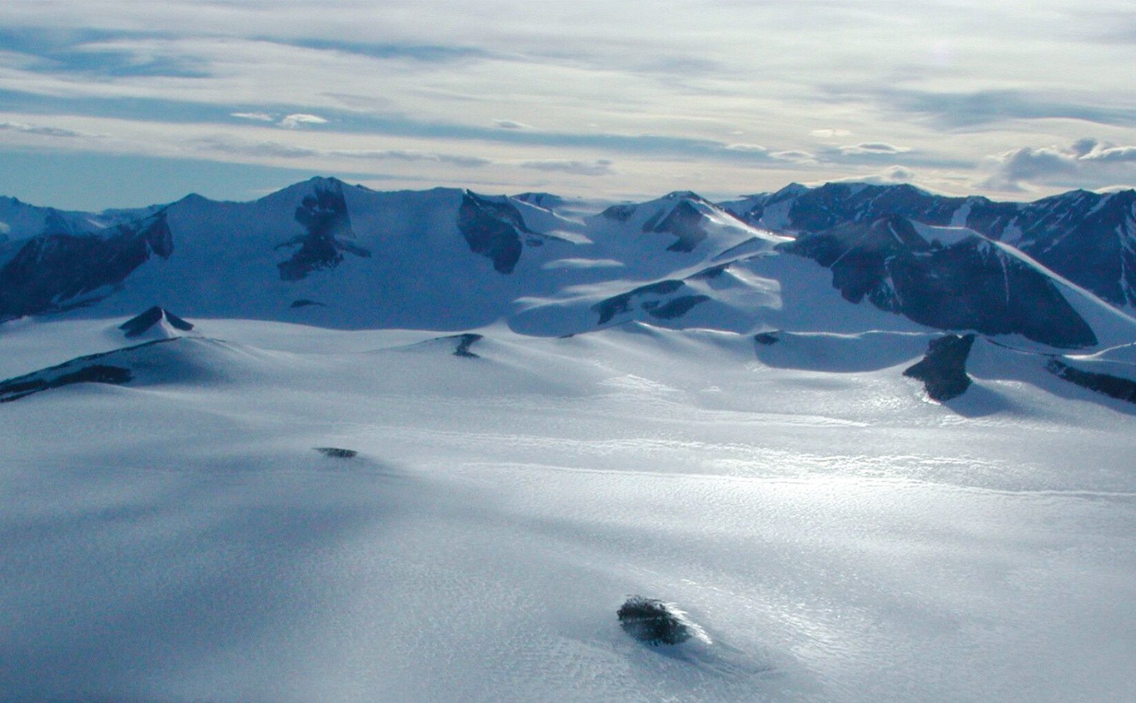 Ukryty świat Antarktydy. Naukowcy: pod lodem są całe doliny, jeziora i góry