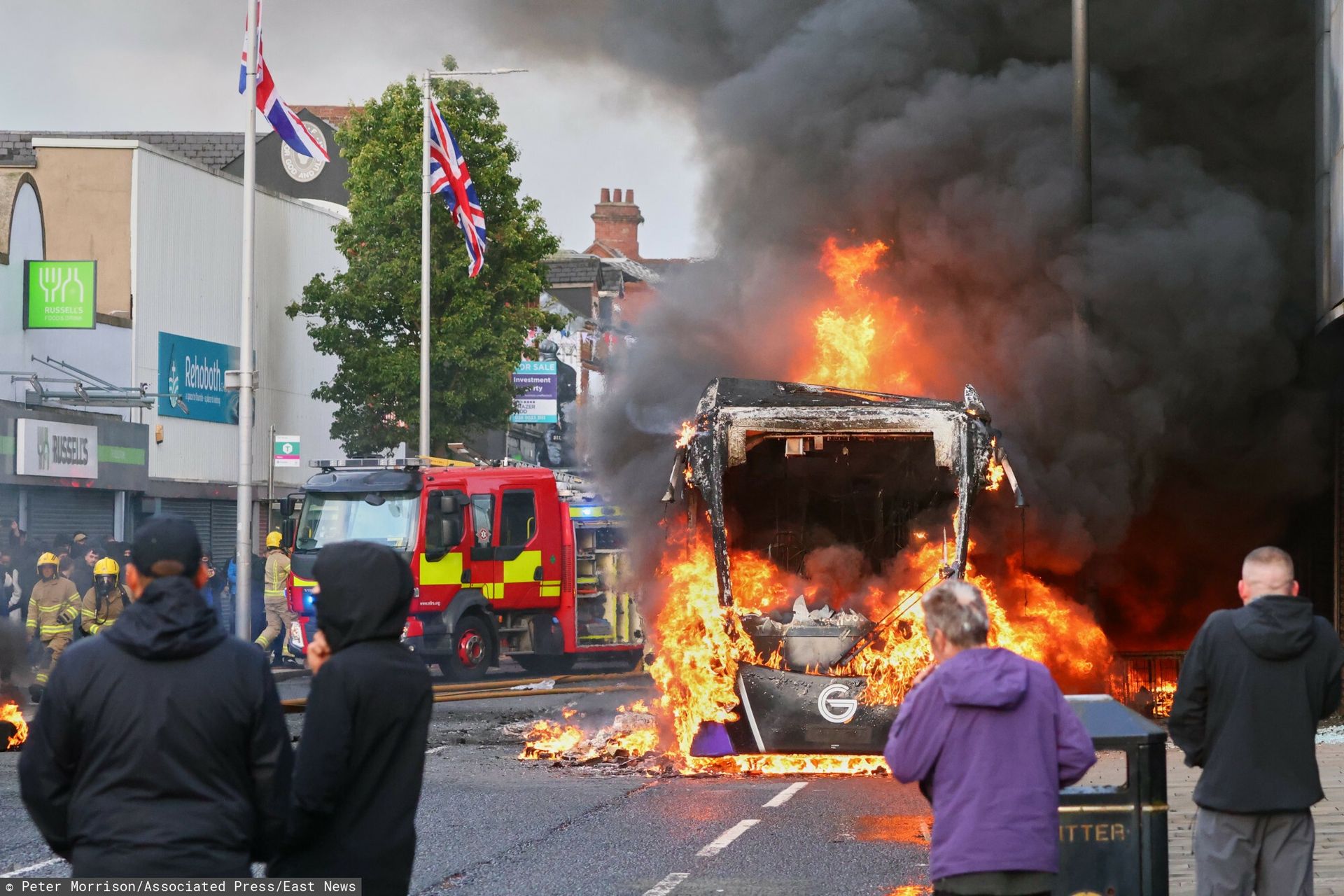 Ogień na ulicach Belfastu. realizowane są protesty po ataku
