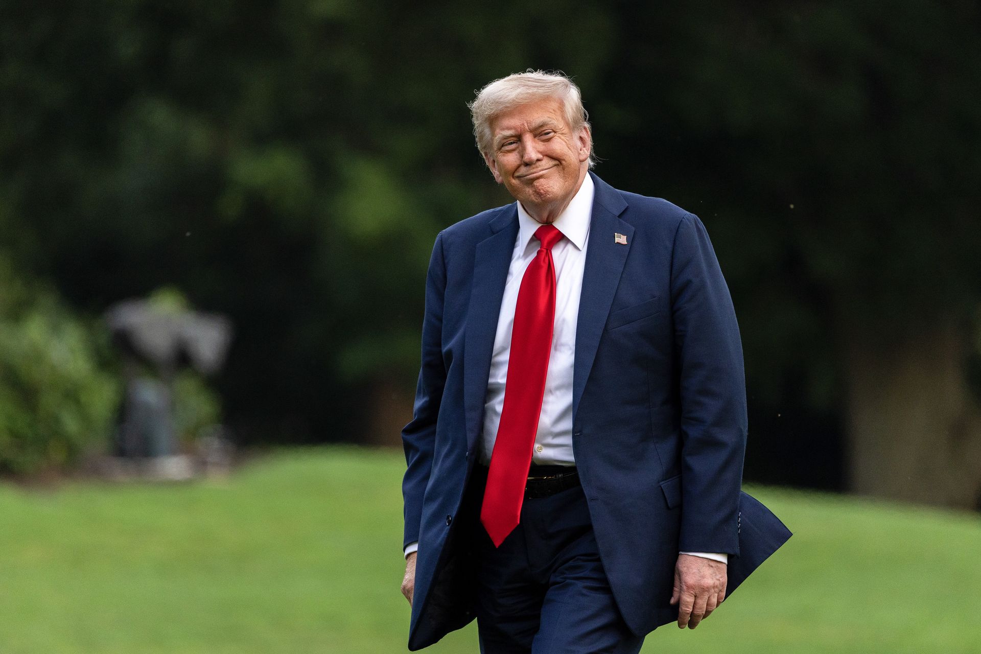 Obama wyprowadzony w kajdankach.Trump publikuje kontrowersyjne nagranie AI