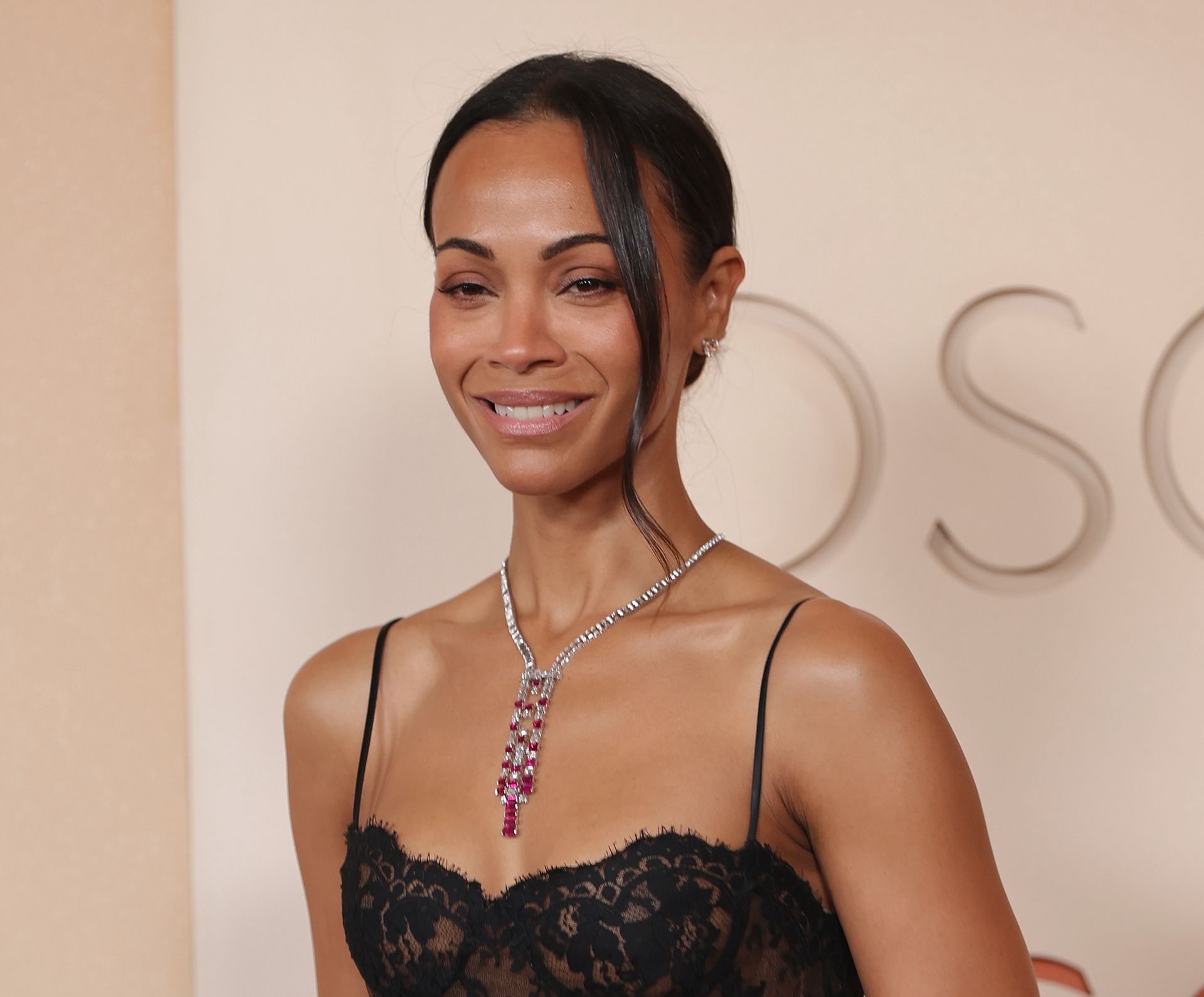 Oscary 2026. Zoe Saldaña weszła w "slip dress". Koronki zrobiły robotę