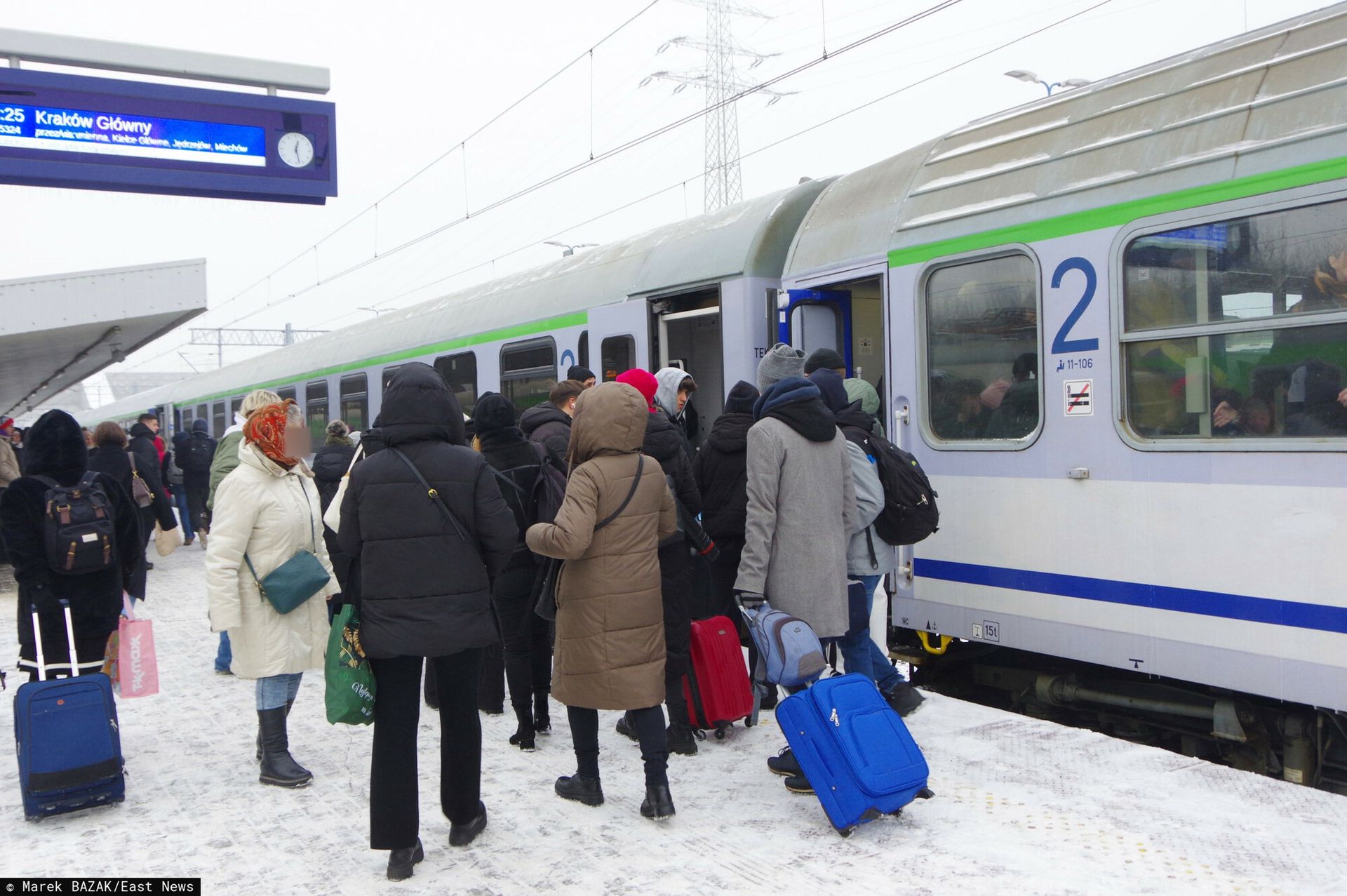 Atak zimy. Utrudnia w transporcie kolejowym i lotniczym