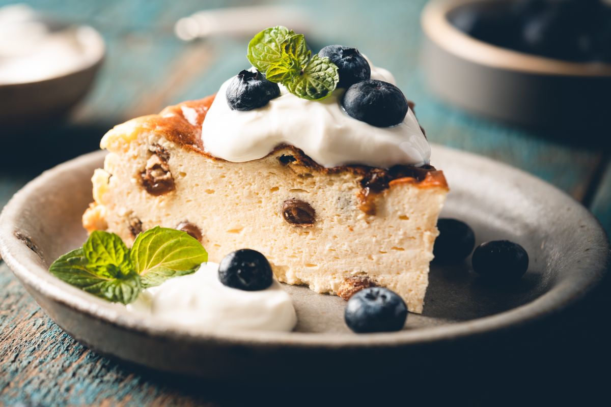 Proste, ale pyszne ciasto z serka wiejskiego. W sam raz, jeżeli przechodzisz na dietę