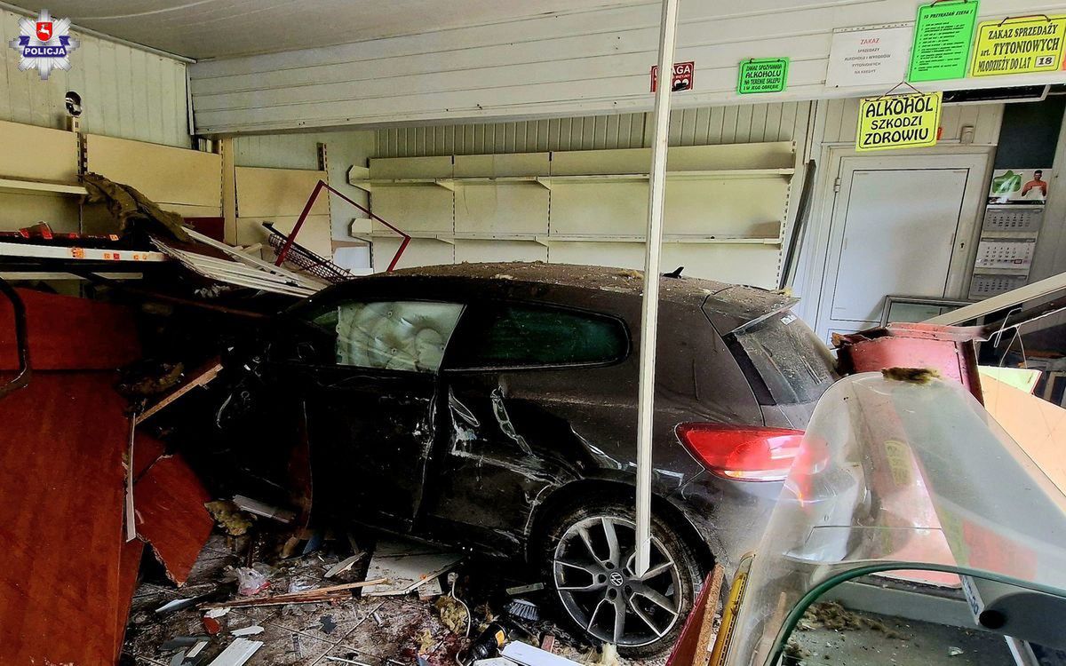 21-latek wjechał do sklepu. Pasażerka w szpitalu