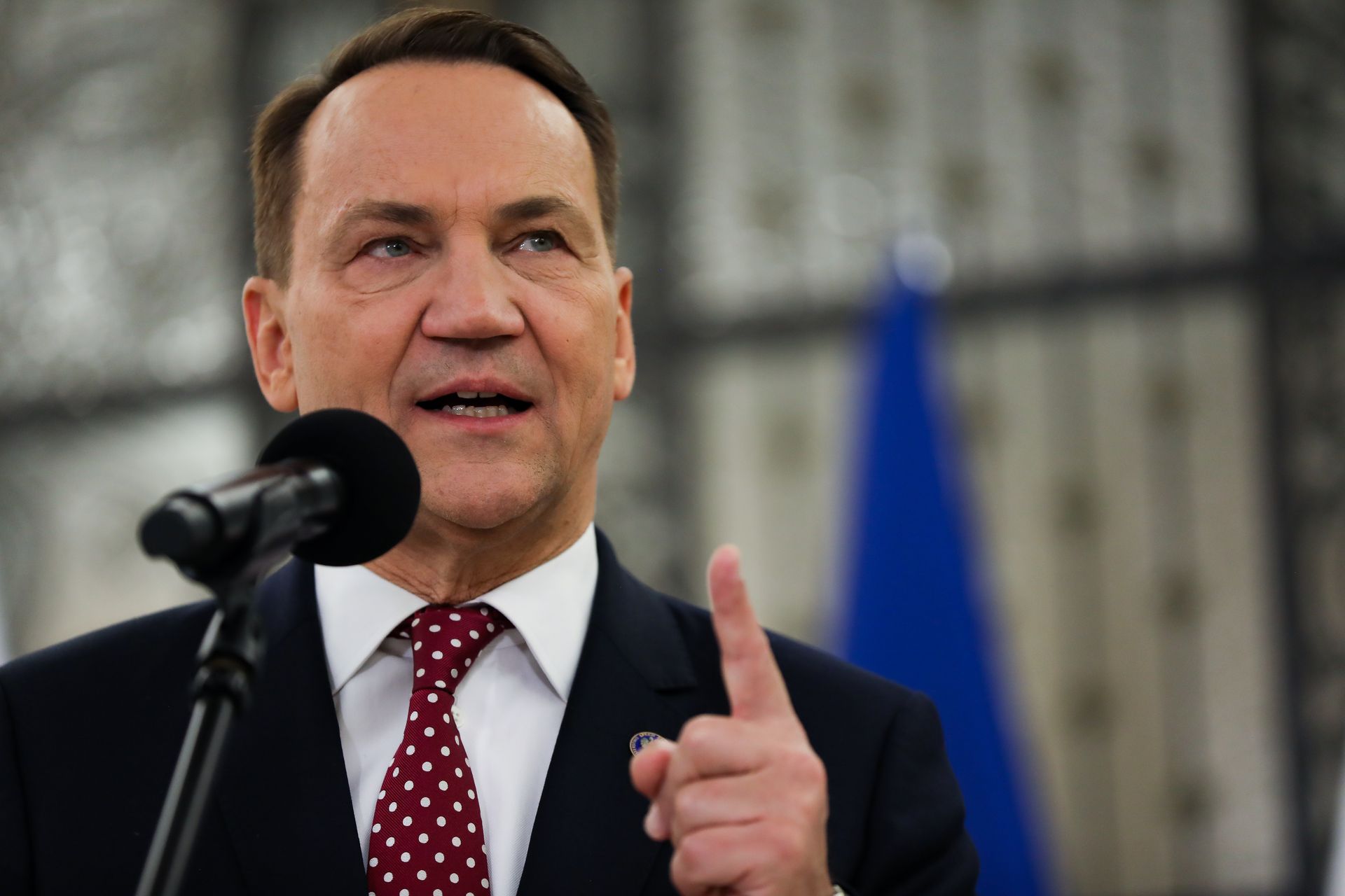 Banda złodziei i hipokrytów. Sikorski uderza po alarmie Magyara