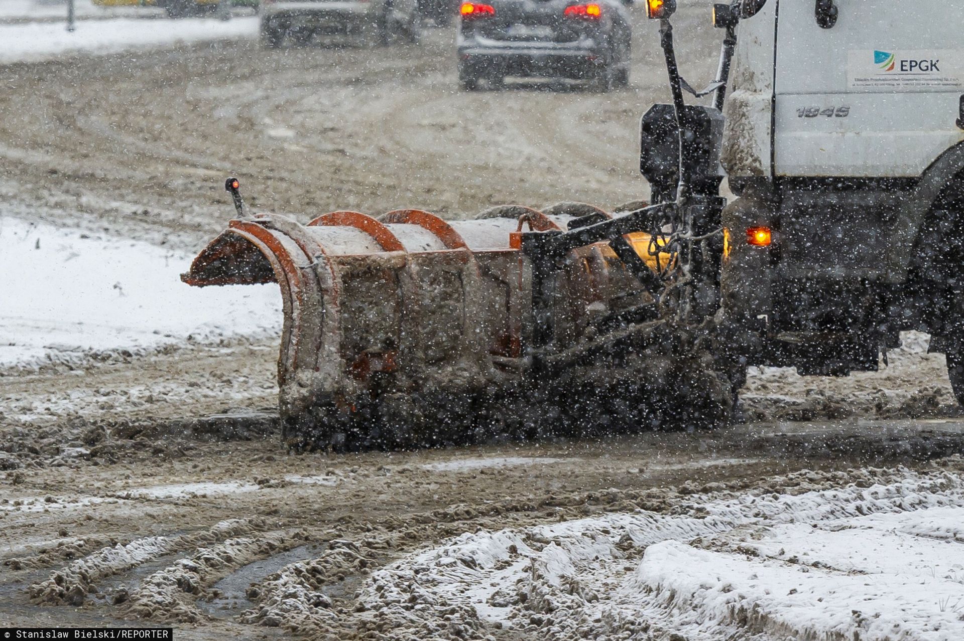 Sypią solą na potęgę. Aktywiści proponują maty zamiast tego