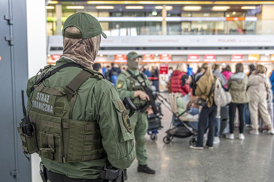 Incydent na lotnisku w Warszawie. Pasażerka z napisem "bomba" na czole