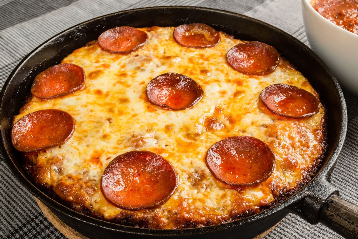 Grubą pizzę robię na patelni. Puchata jak chmurka i lepsza niż mrożonka