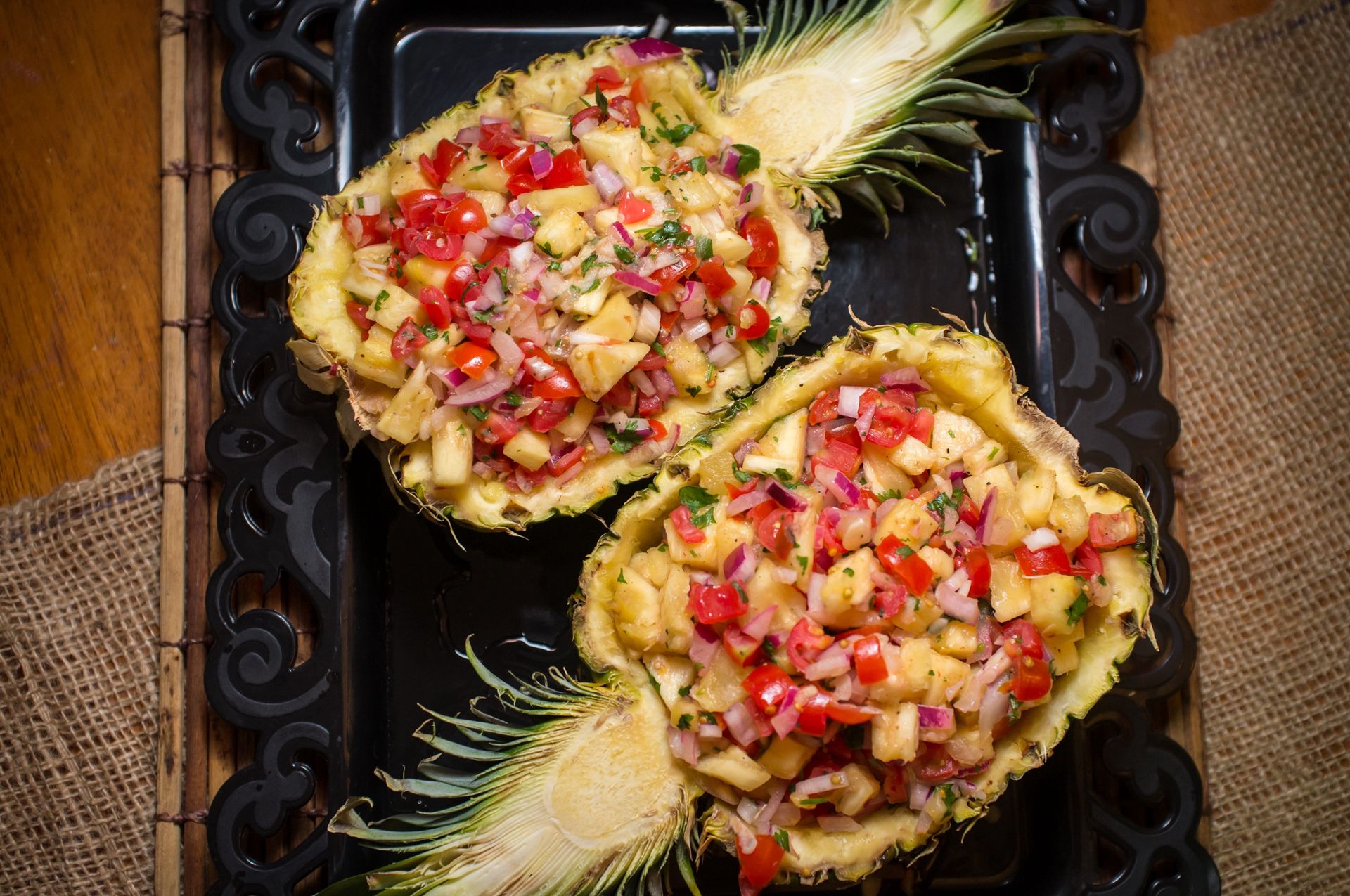 Sałatka hawajska to murowany hit. Pięknie wygląda, smakuje jeszcze lepiej