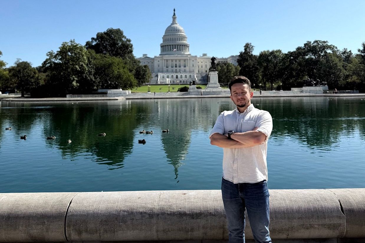 "Donos z Polski". Dziennikarz miał uczestniczyć w prestiżowym programie w USA. Fala komentarzy w sieci