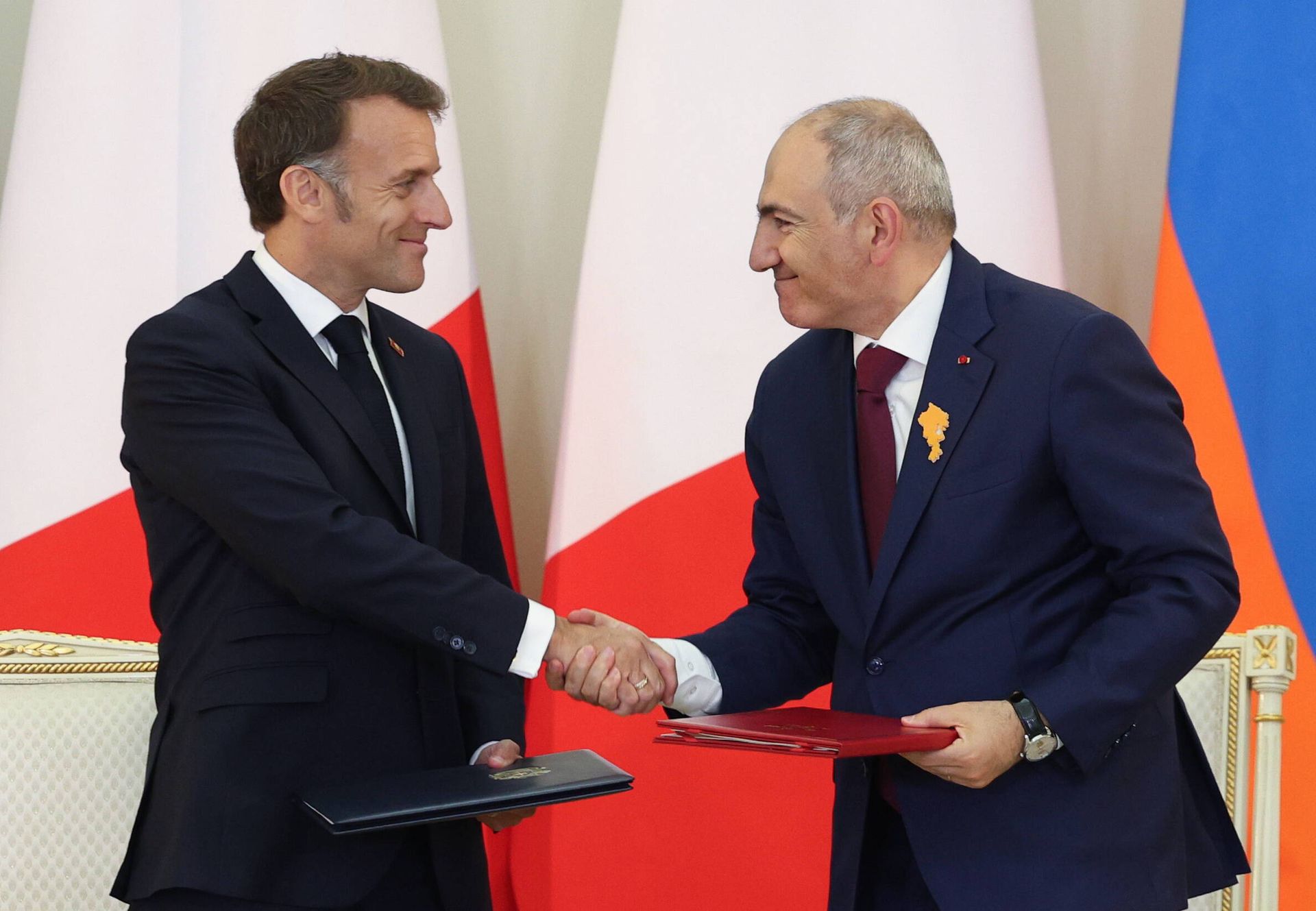 Macron zaskoczył na kolacji w Armenii. Chwycił za mikrofon i zaczął śpiewać