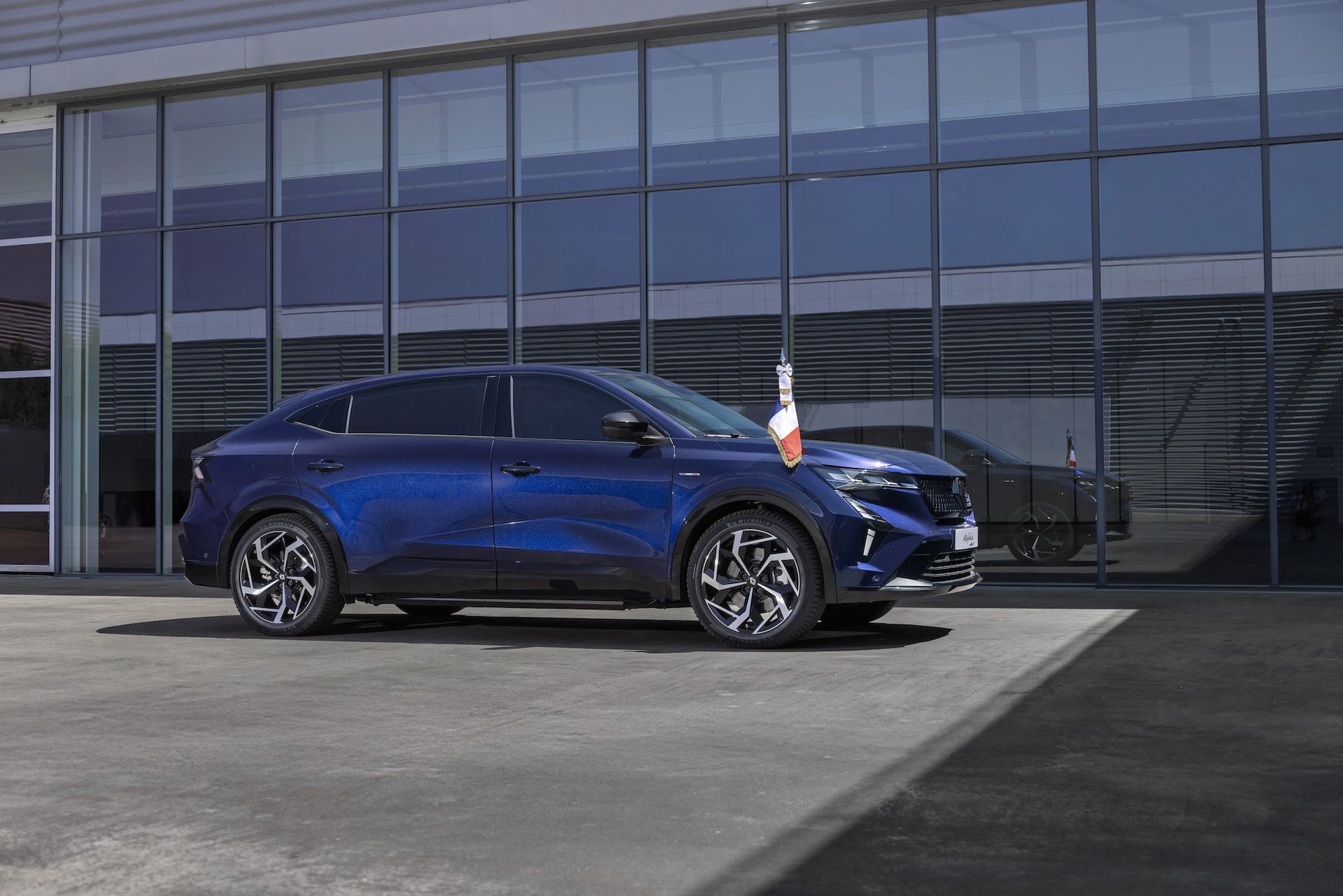 Prezydent Francji ma nowe auto. To hybrydowy crossover, który kryje zaskakujące luksusy