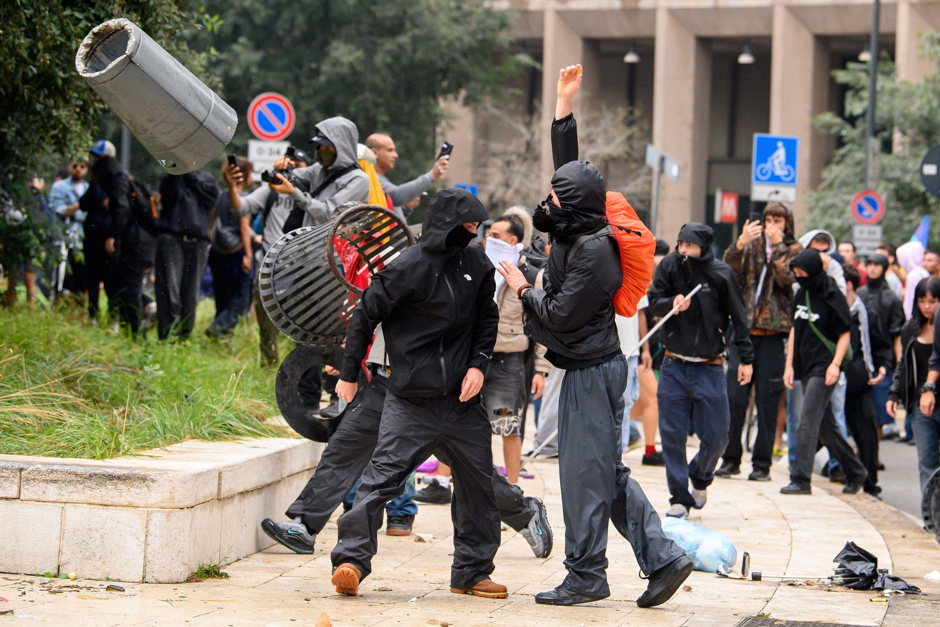 Uliczna bitwa w Mediolanie. Rannych 60 policjantów