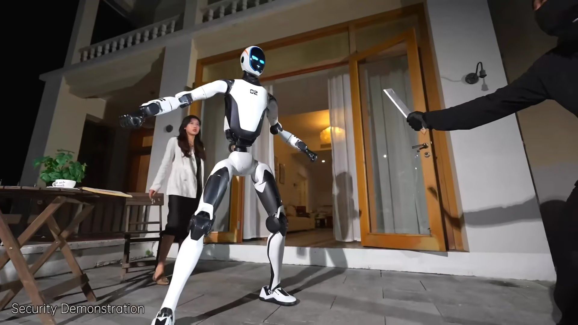 Chiński robot o niebezpiecznym usposobieniu. Bije i kopie na zawołanie