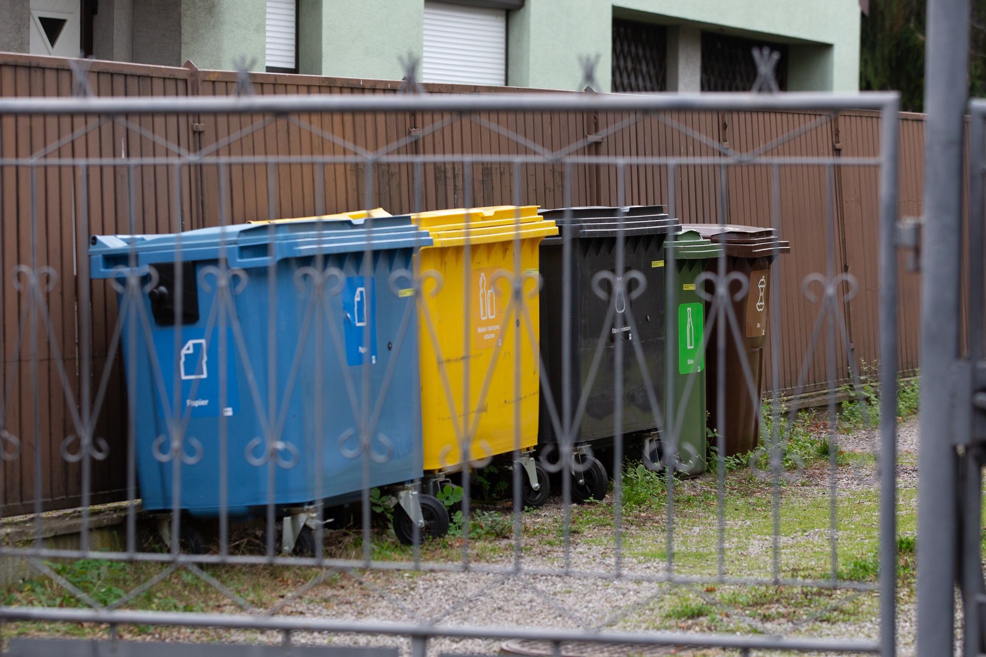 Ma śmietnik tuż pod oknem. Złożyła skargę. Oto co mówią przepisy
