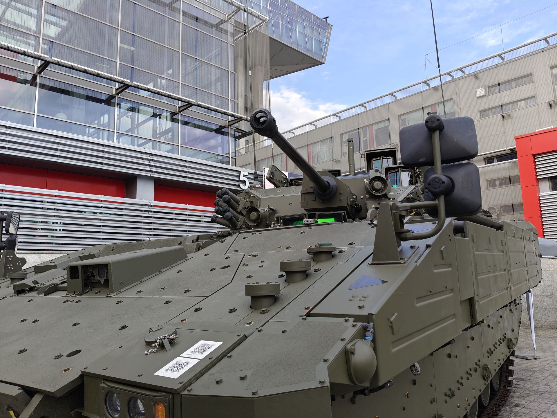 Wielka Brytania wznawia odbiory Ajaxów. Tym razem mają już nie wibrować