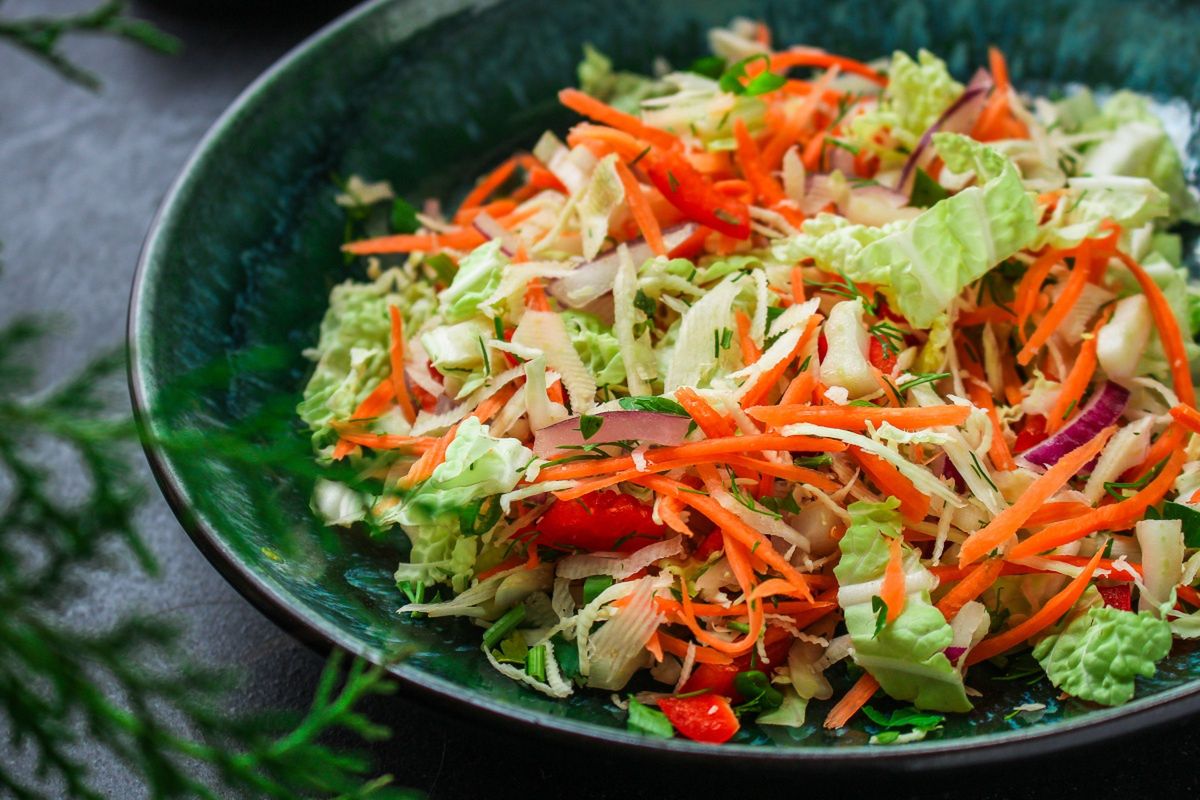 Wystarczy pekińska i trzy warzywa. Dodaj ten sos, a zrobisz najlepszą surówkę na świecie