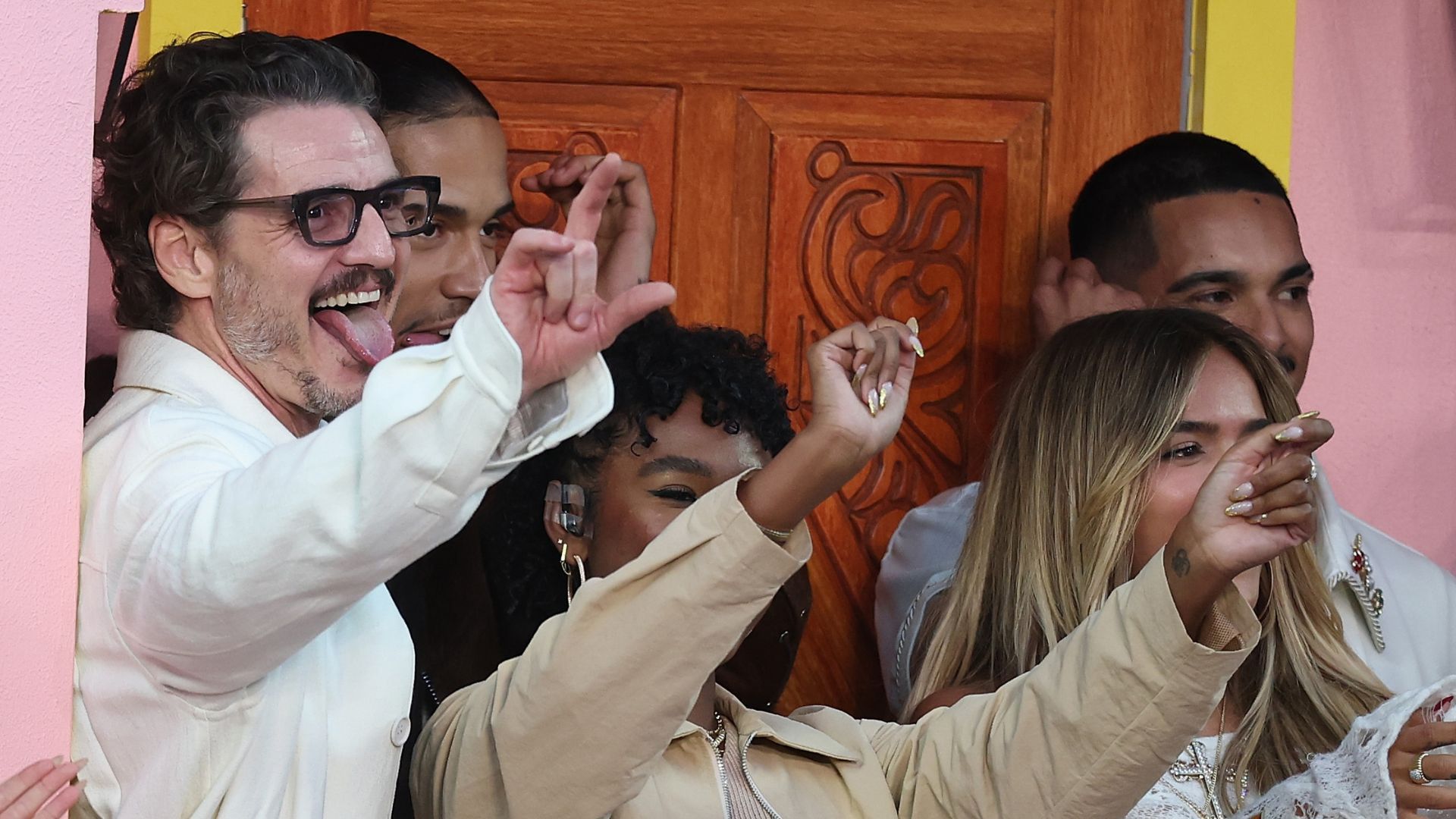 Pedro Pascal zatańczył na scenie podczas występu Bad Bunny'ego. Zdjęcia mówią wszystko