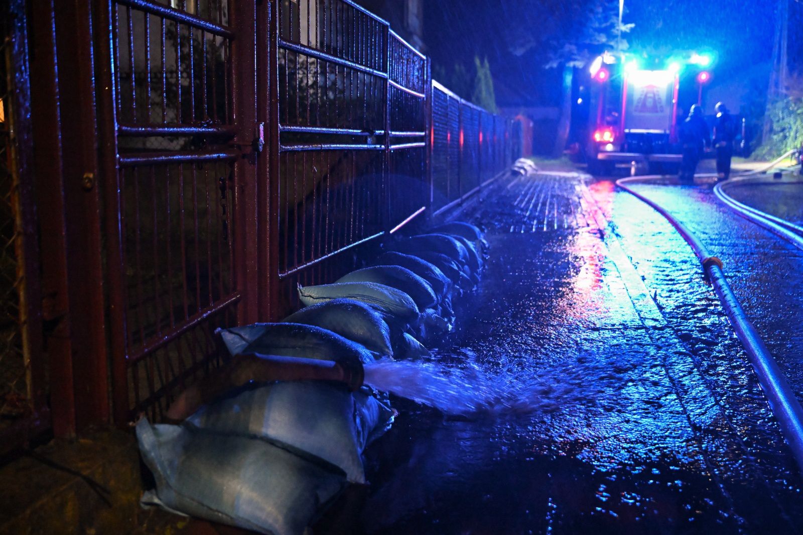 Ulewy na Pomorzu. Woda zalewa drogi, wdziera się do domów
