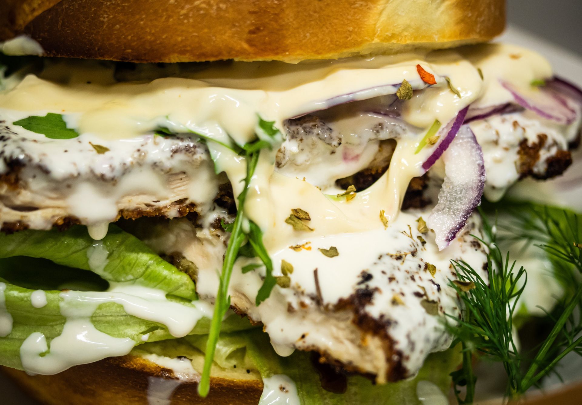 Bez wołowiny, a zajada się nim każdy. Ten burger to hit na kolację