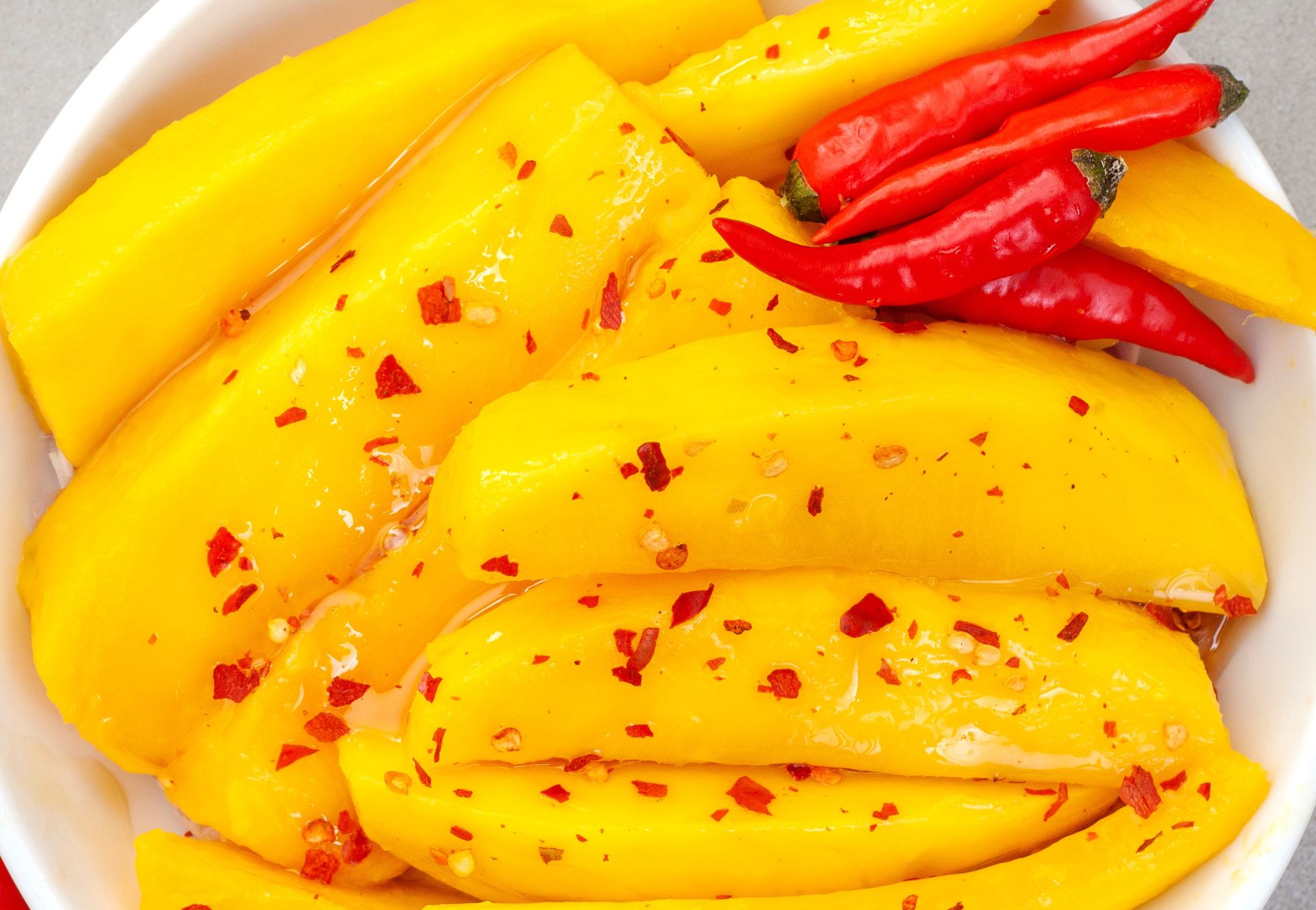 Ogień i miód na jednym talerzu. Nieoczywisty duet smaków, który podbija kuchnię