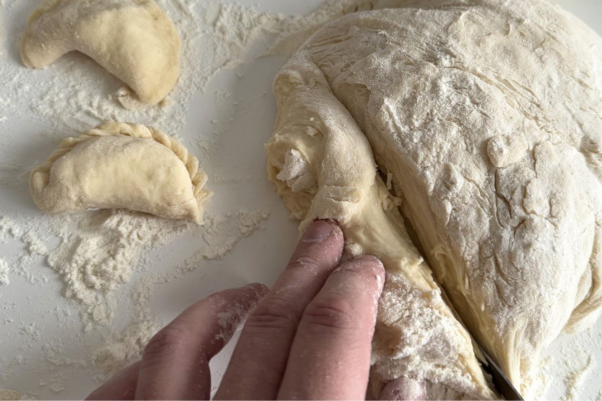 Dlaczego ciasto na pierogi się kurczy? Pamiętaj o tym przed wałkowaniem, a przestanie