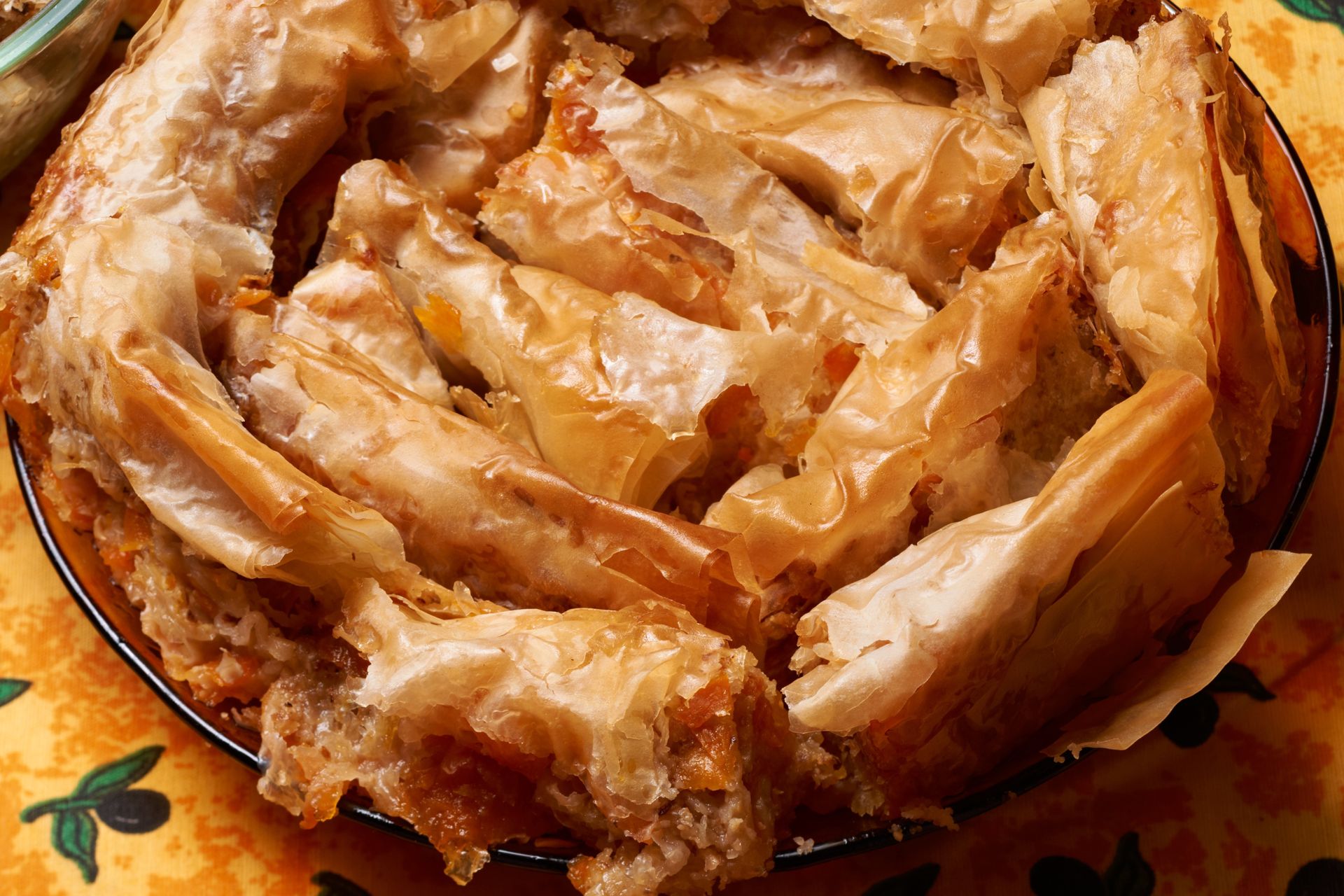 Od października do marca znajdziesz go w każdej kawiarni. Ma chrupiące ciasto i słodkie nadzienie