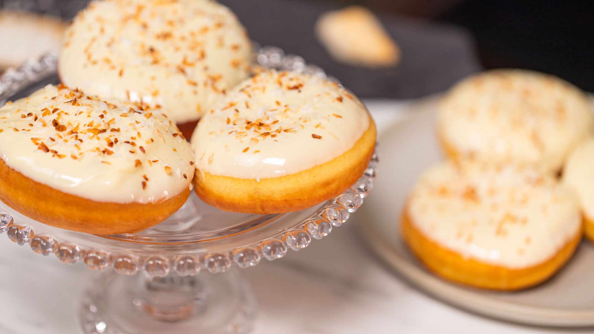 Znudziły ci się klasyczne pączki z konfiturą i lukrem? Wypróbuj białe nadzienie i czekoladową polewę