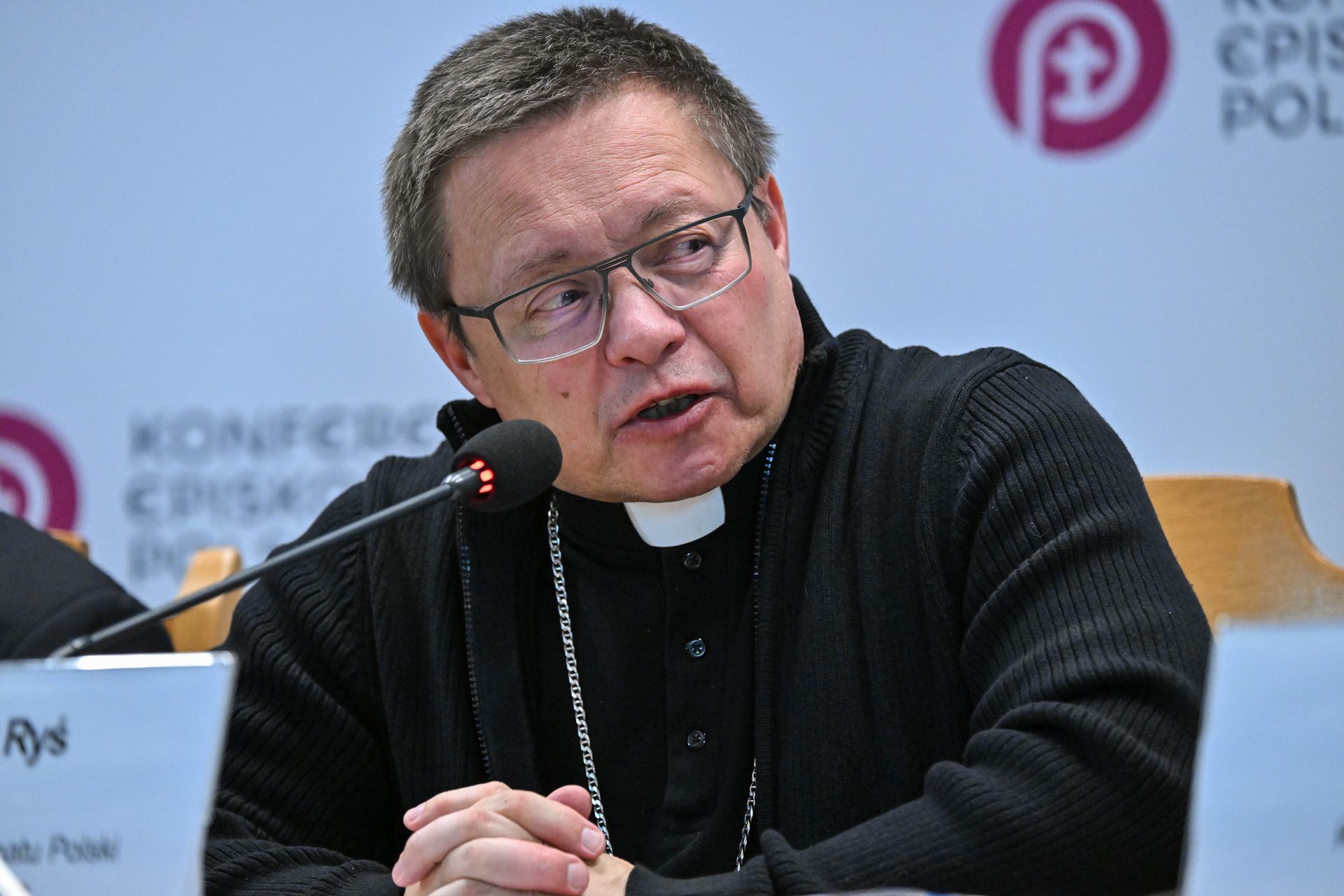 Miała wyrzucić krzyż do kosza. Kard. Ryś o sprawie nauczycielki