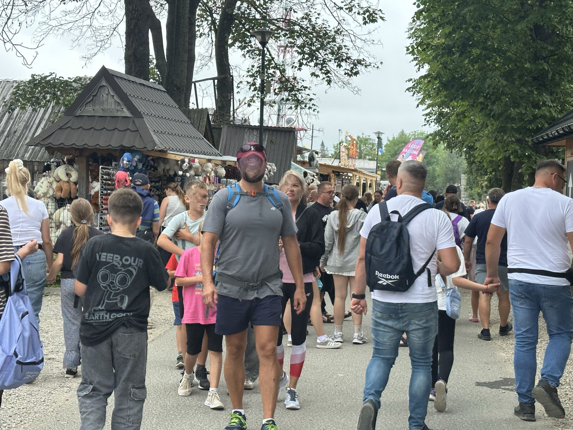 Rzeka ludzi nie ma końca. Samochodów tyle, iż na parkingu podnieśli ceny