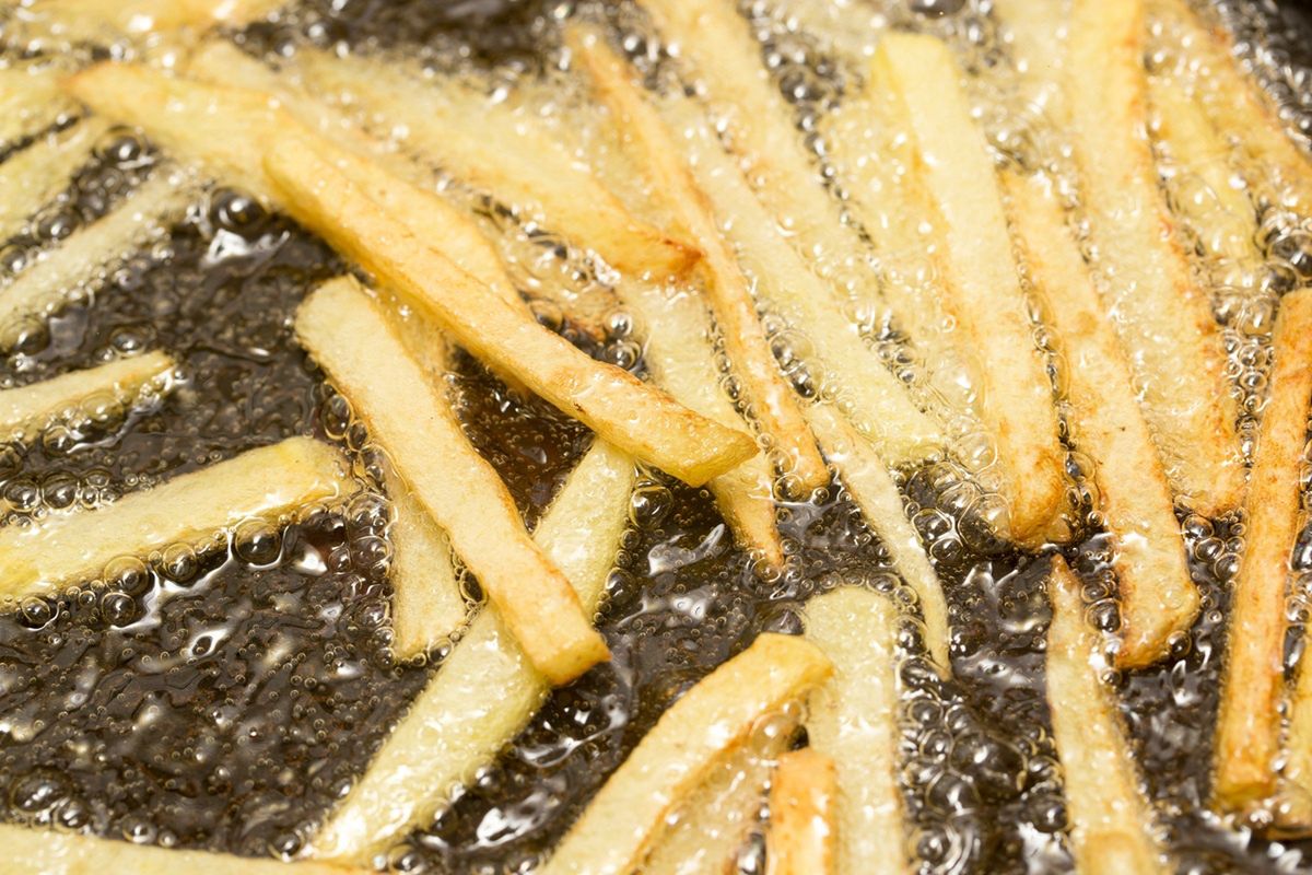 Powodują choroby serca i cukrzycę. W Polsce są dodawane na potęgę, inne kraje zakazują