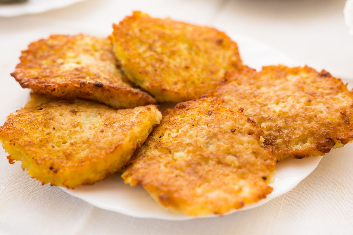 Kuzynka przywiozła mi przepis na litewskie placki ziemniaczane. Farsz mnie zaskoczył