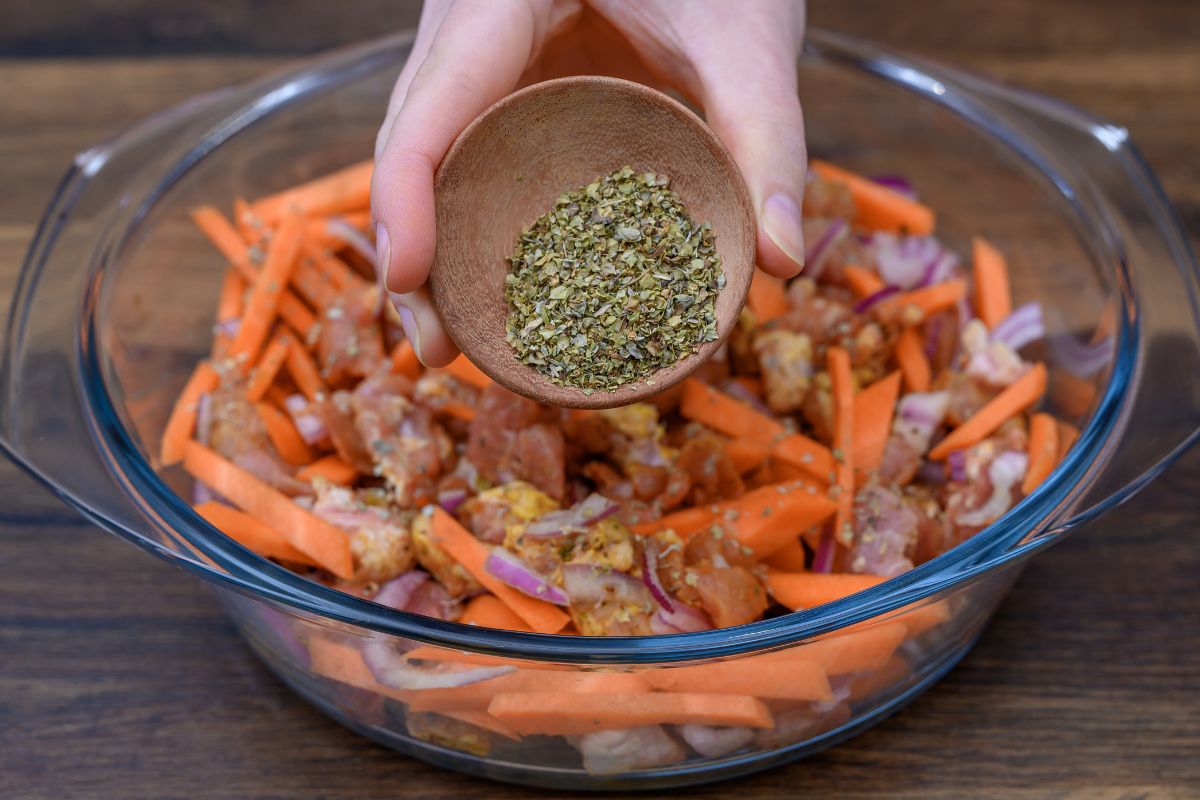 Polacy sypią do fasolki i gulaszu. Mało kto zastanawia się, jak faktycznie działa