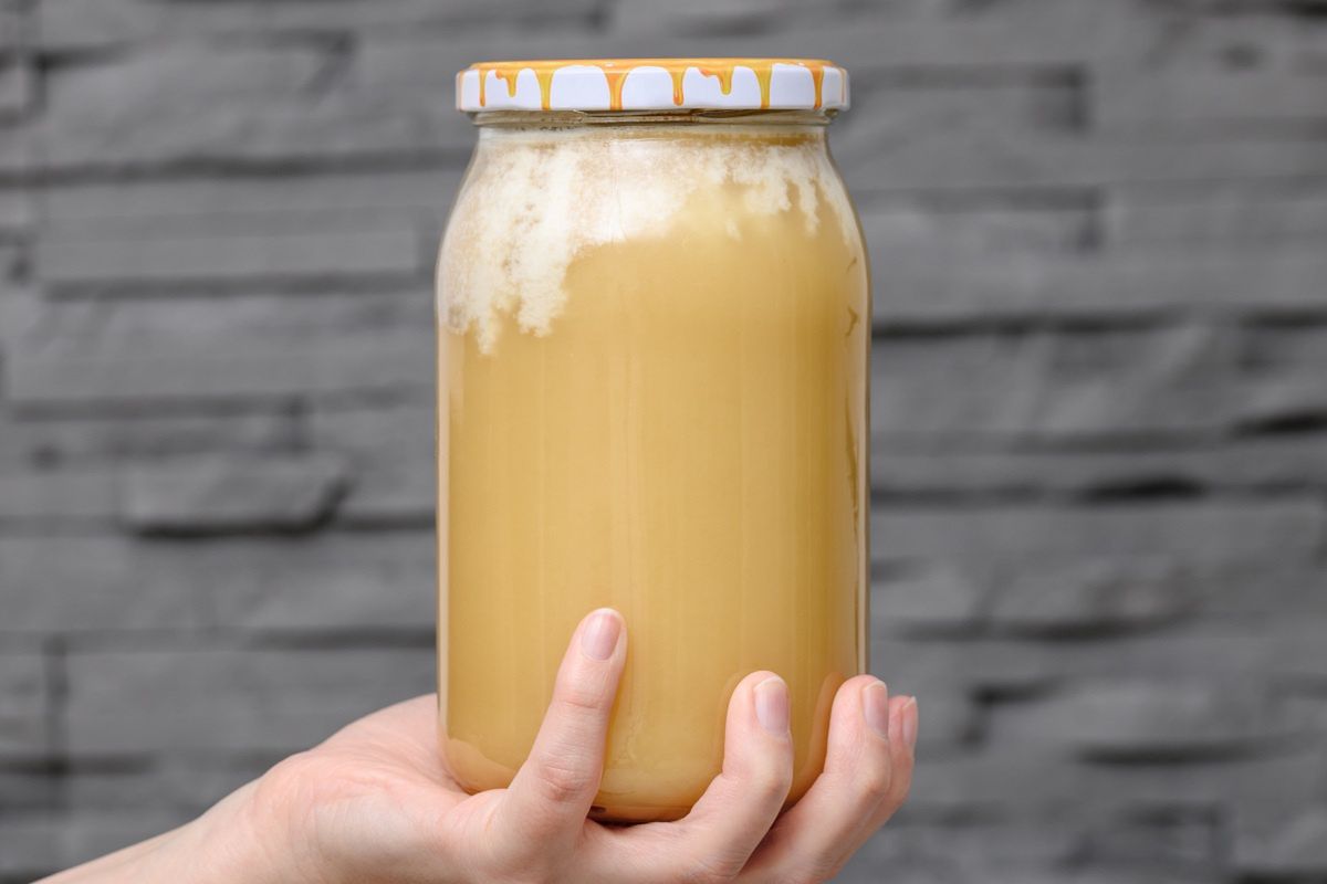 Taki osad na miodzie to bardzo istotny znak. Nie wielu wie, co oznacza i czy można go bezpiecznie jeść