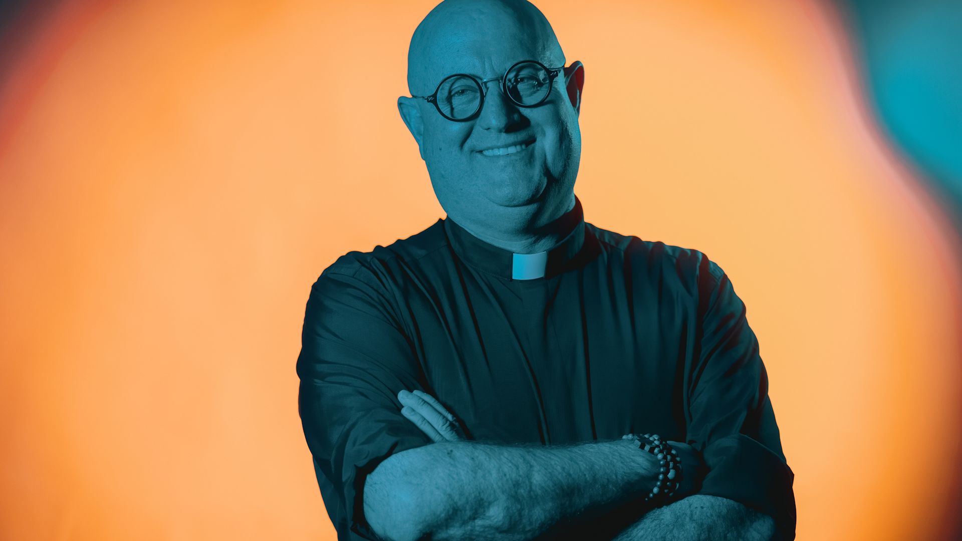 Ksiądz DJ przyjedzie do Polski. Padre Guilherme zagra w Walentynki