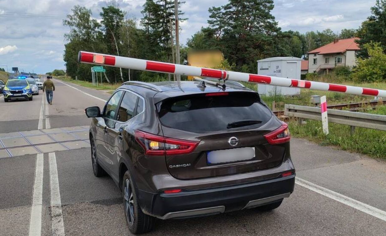 Wjechała na tory na czerwonym. O krok od tragedii na przejeździe