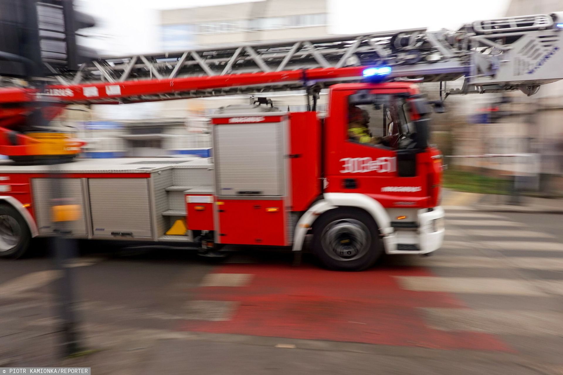 88-latka wołała o pomoc po wigilii. Strażacy wyważyli drzwi