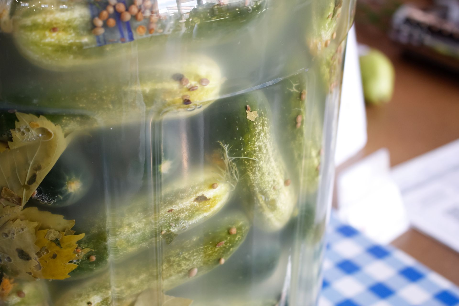 To najgorsza metoda kiszenia ogórków. Możesz zaszkodzić sobie i bliskim