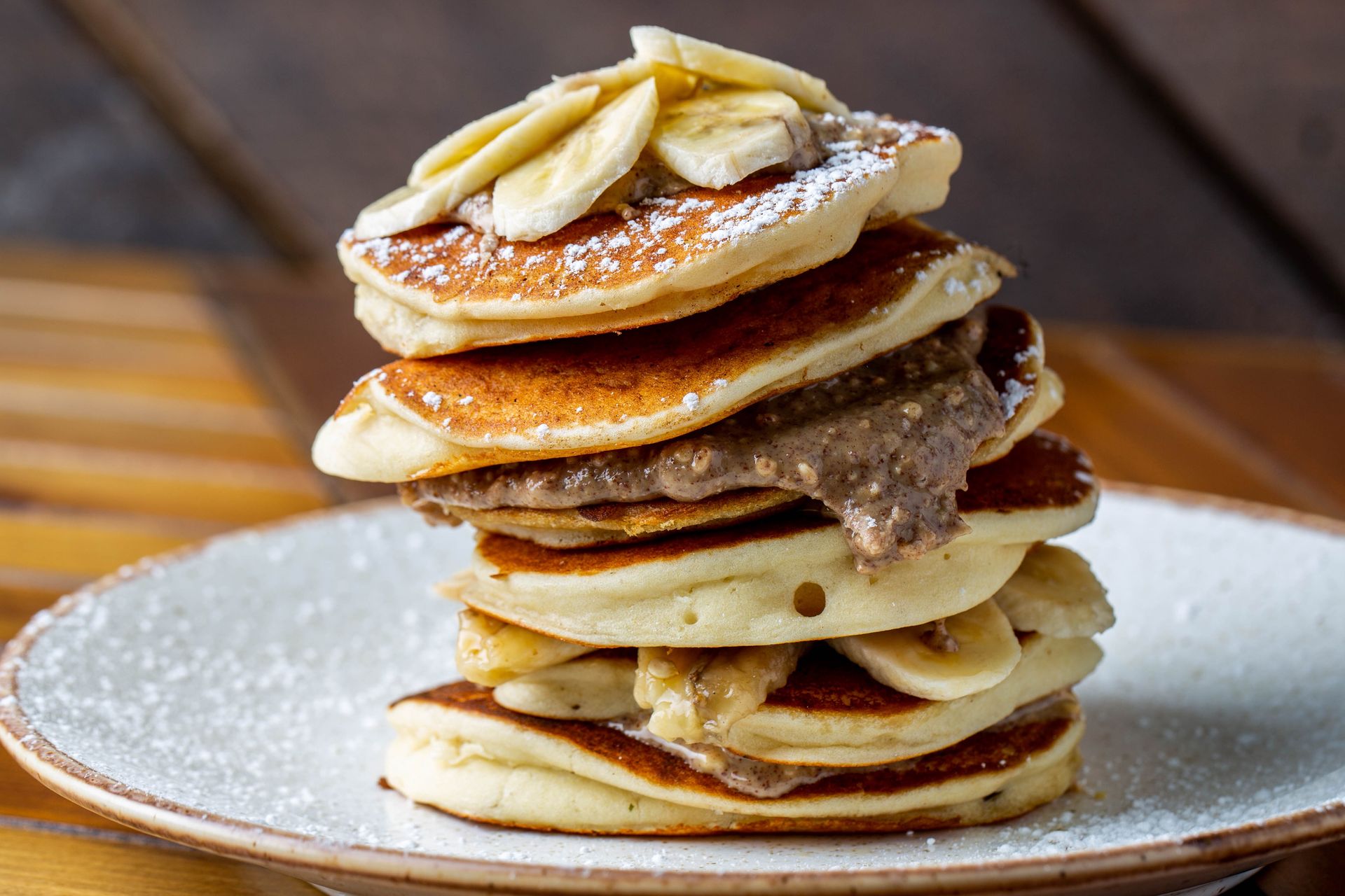 Biorę serek wiejski i 2 jajka. Chwilę później mam górę białkowych placuszków