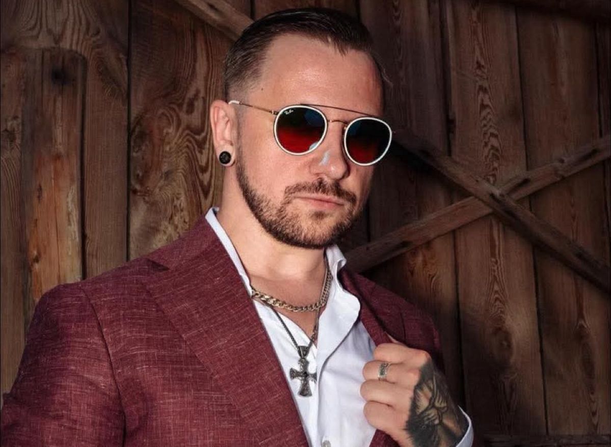 Z ostrym humorem od Majewskiego do Stanowskiego. Jak Maciej Dąbrowski stał się Człowiekiem Wargą