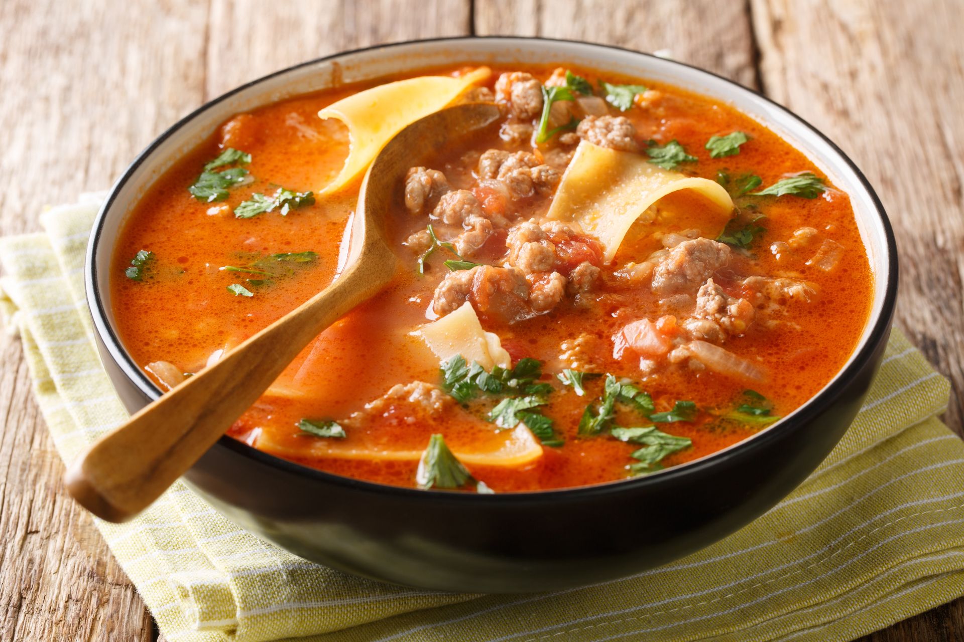 Znudziła ci się zwykła lasagne? Spróbuj nowej wersji bez użycia piekarnika